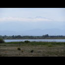 Blick über den Lagunensee Étang de Canet-Saint-Nazaire auf das Canigou-Massiv